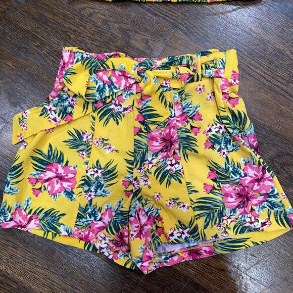 NEW WITH TAGS No Boundaries 2-Piece Shorts Outfit Tropical Print Bright Yellow - Picture 6 of 6